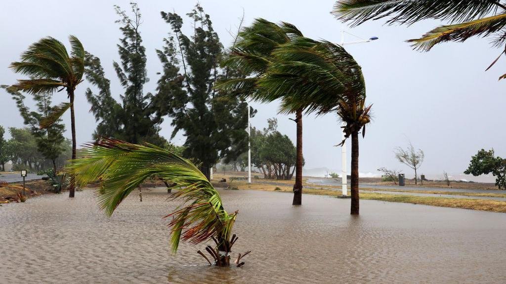 Three dead as the "brutal cyclone is running across the meeting
