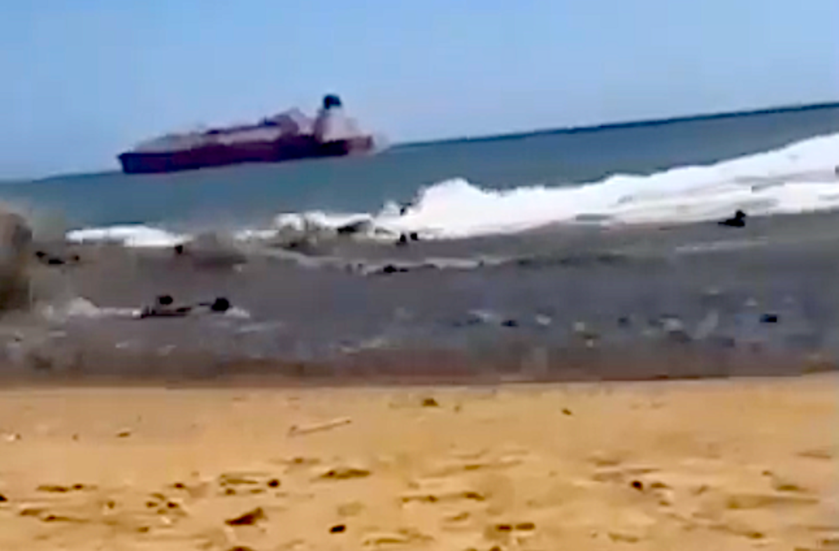 Wave sneaker shoots shows in Spanish in Rocks in Spain (Video)