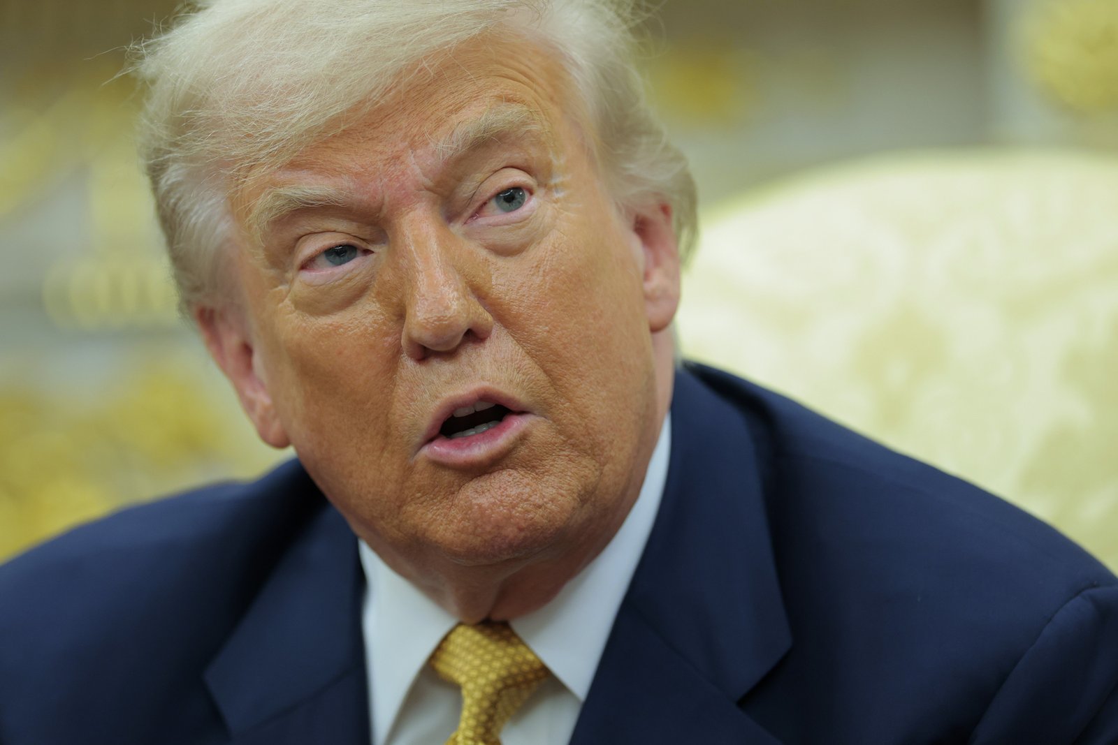 Donald Trump Drawings in scrutiny above the epstain birthday letter