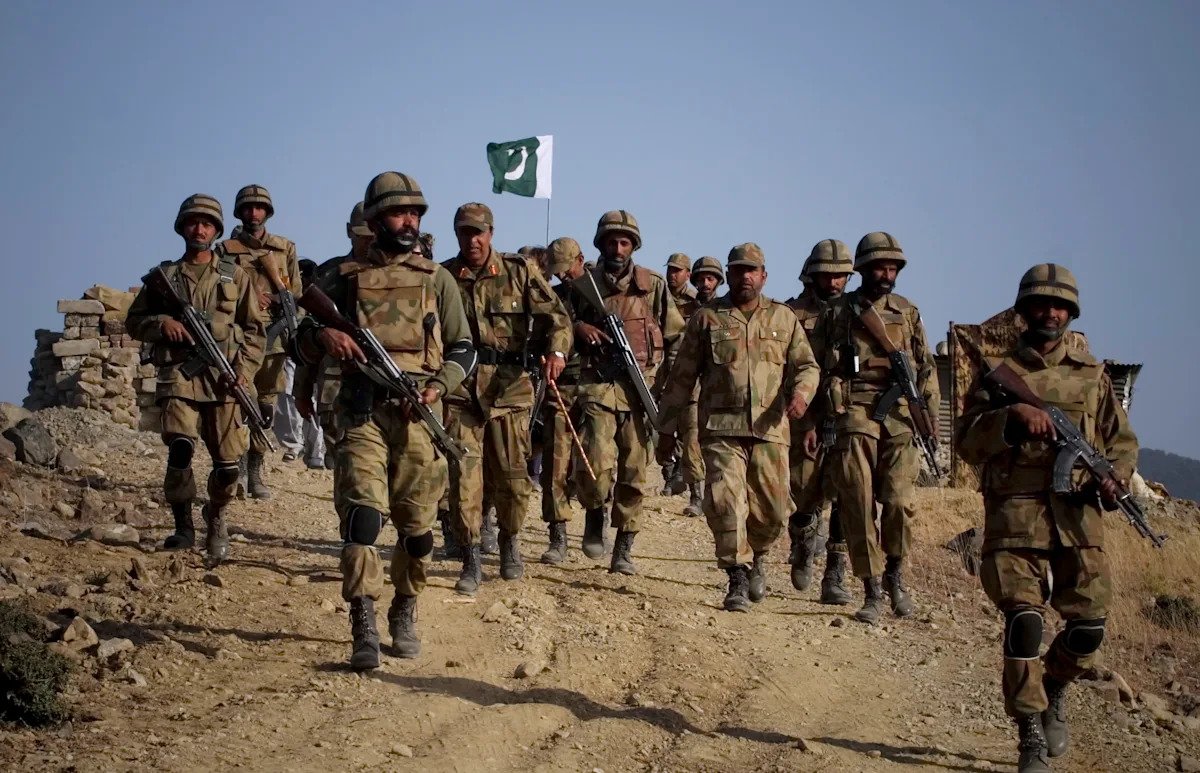 Pakistan army says killing 30 fighters trying to cross afghan border
