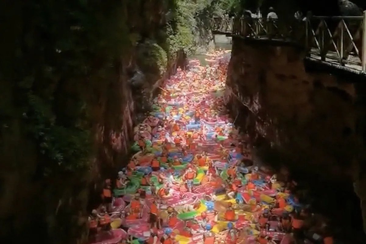 Hundreds of Rafters create multicolored logjam as they are stolen in the straw in wild images