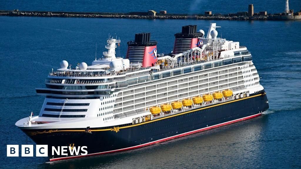 The father jumps from Cruise Disney to save the boy who fell on board