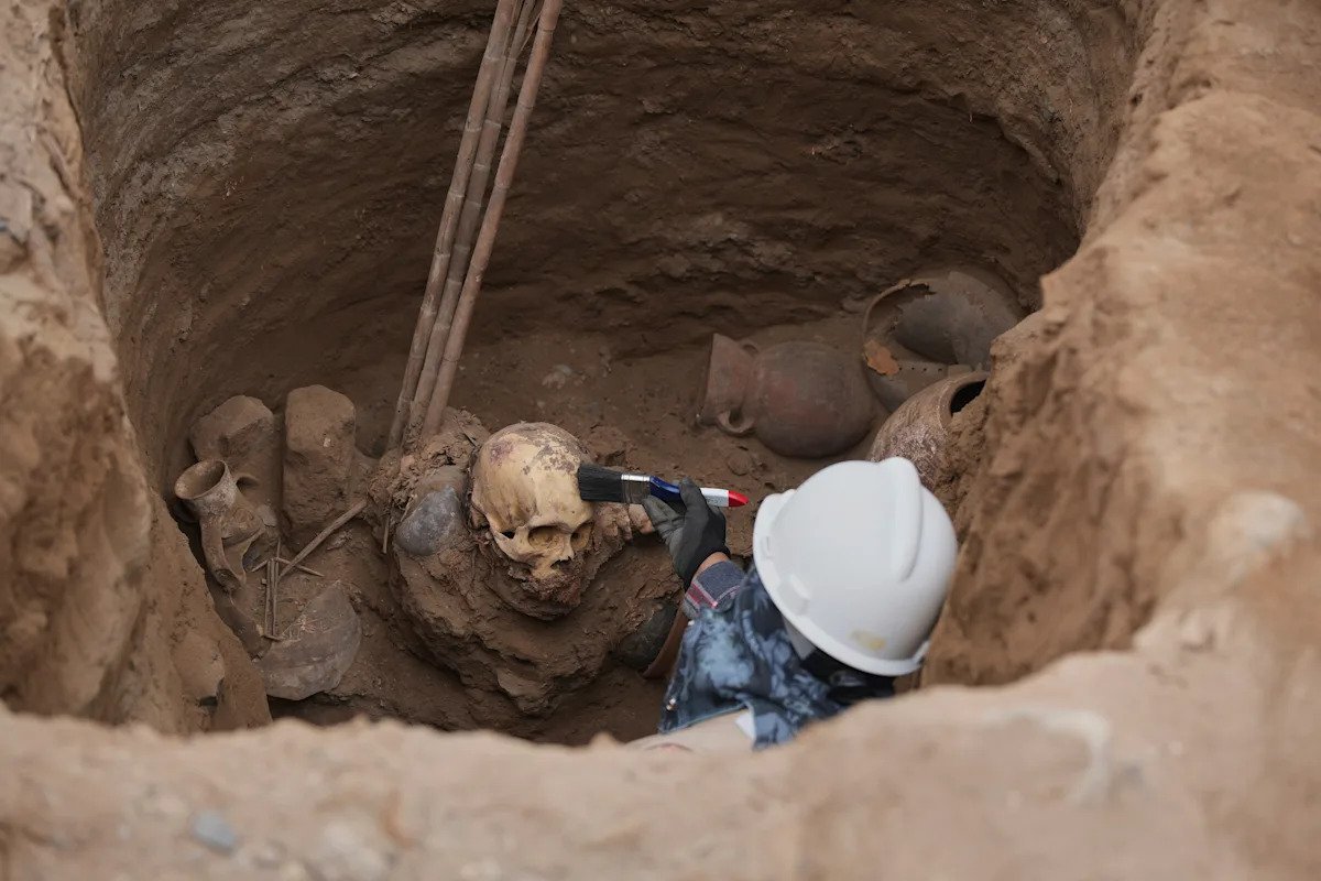 Utility workers in Peru, the Pre-Cross Tomb Incana with remaining 1,000 years