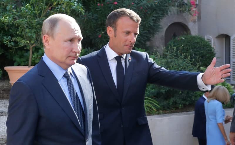 Macron and putin have the first phone call in more than two years
