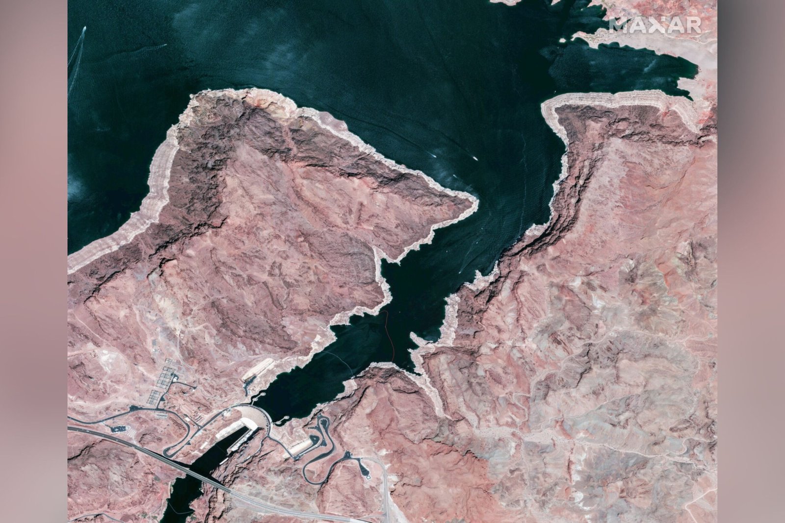 Satellite image show how much the Lake MEAd has stuck in 25 years
