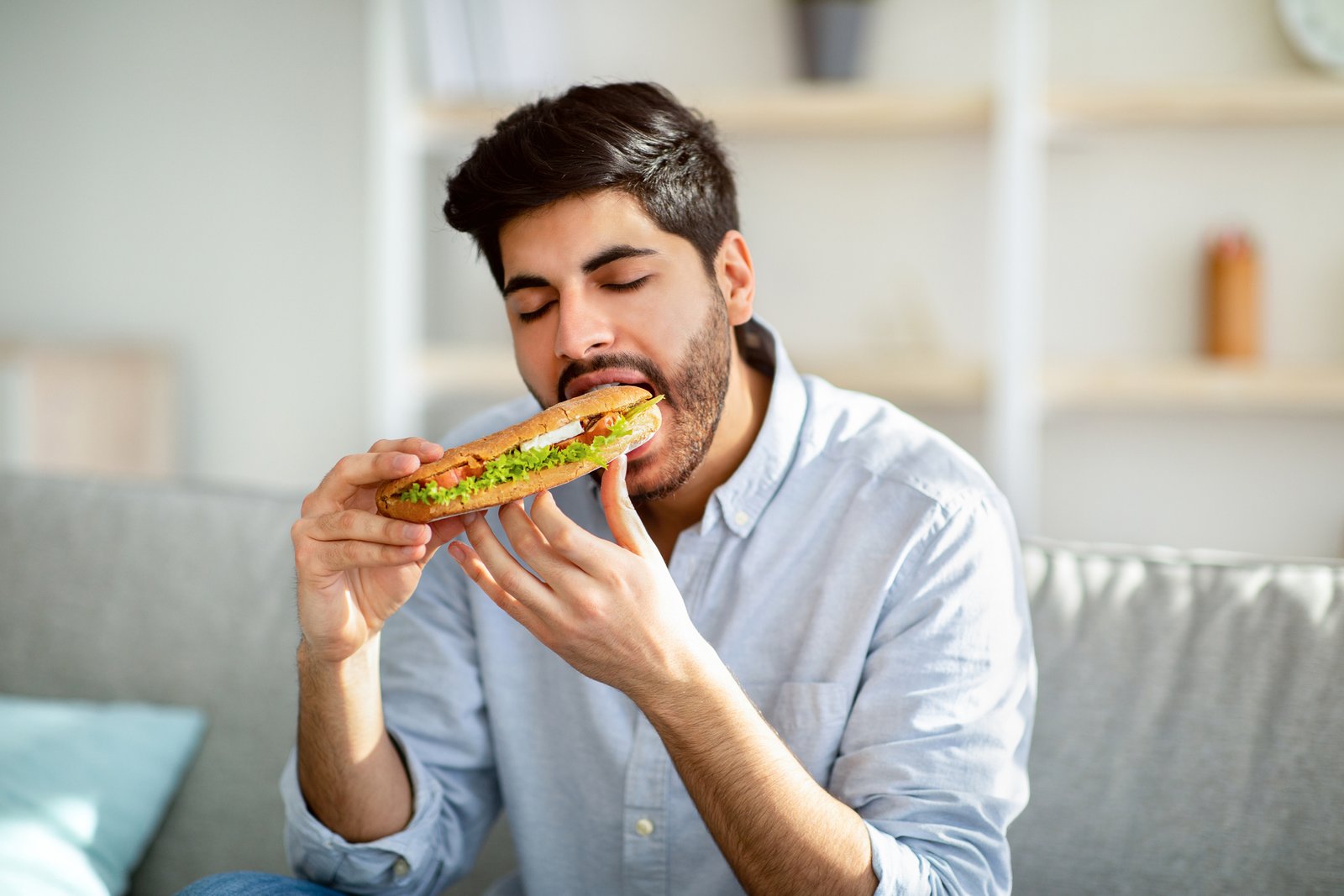 Man eats sandwich, Internet is not prepared for what crawls out of her at the end