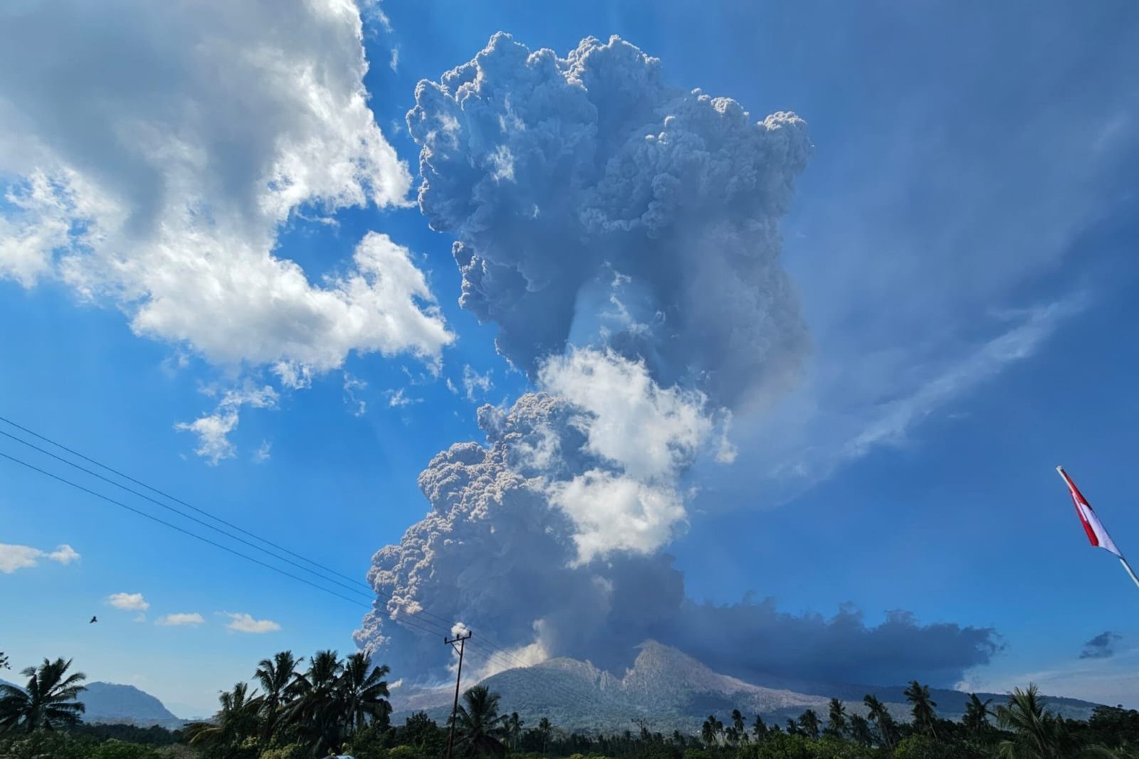 Video: Indonesia Arruction Around Eppicie Heart Heavage cloud of 18km