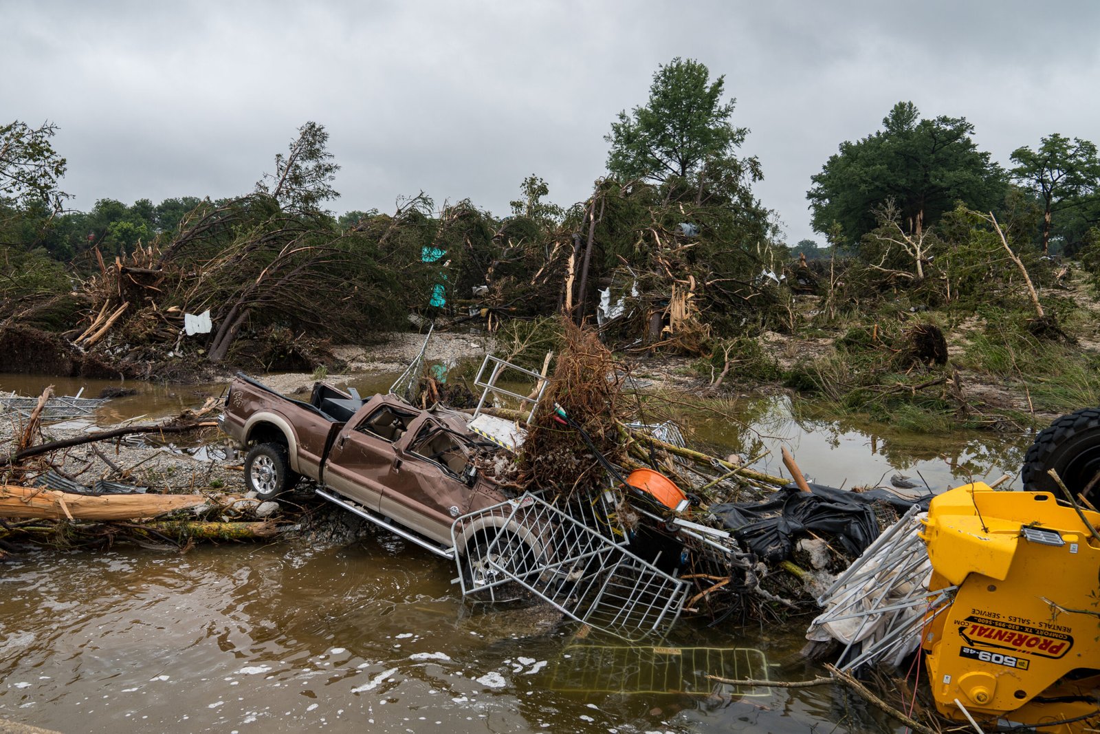 Flash flood prompt evacuation of respondents near the flood site of the dead tissue