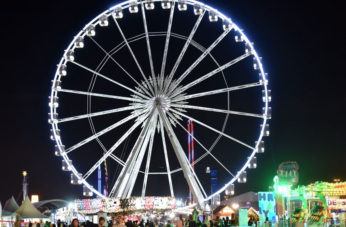 Horrifying video shows a park ride's entertainment park in half