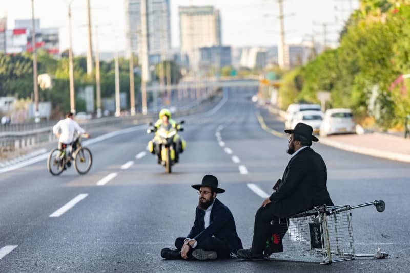 Ultra-orthdododox jews block the Central Israel's Editighe, protest out of military prison