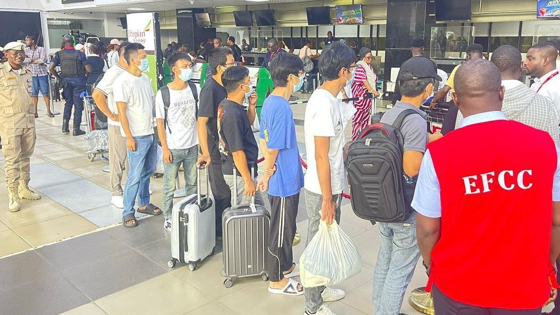 Chinese scammers deported in nigeria that sting on "side sink