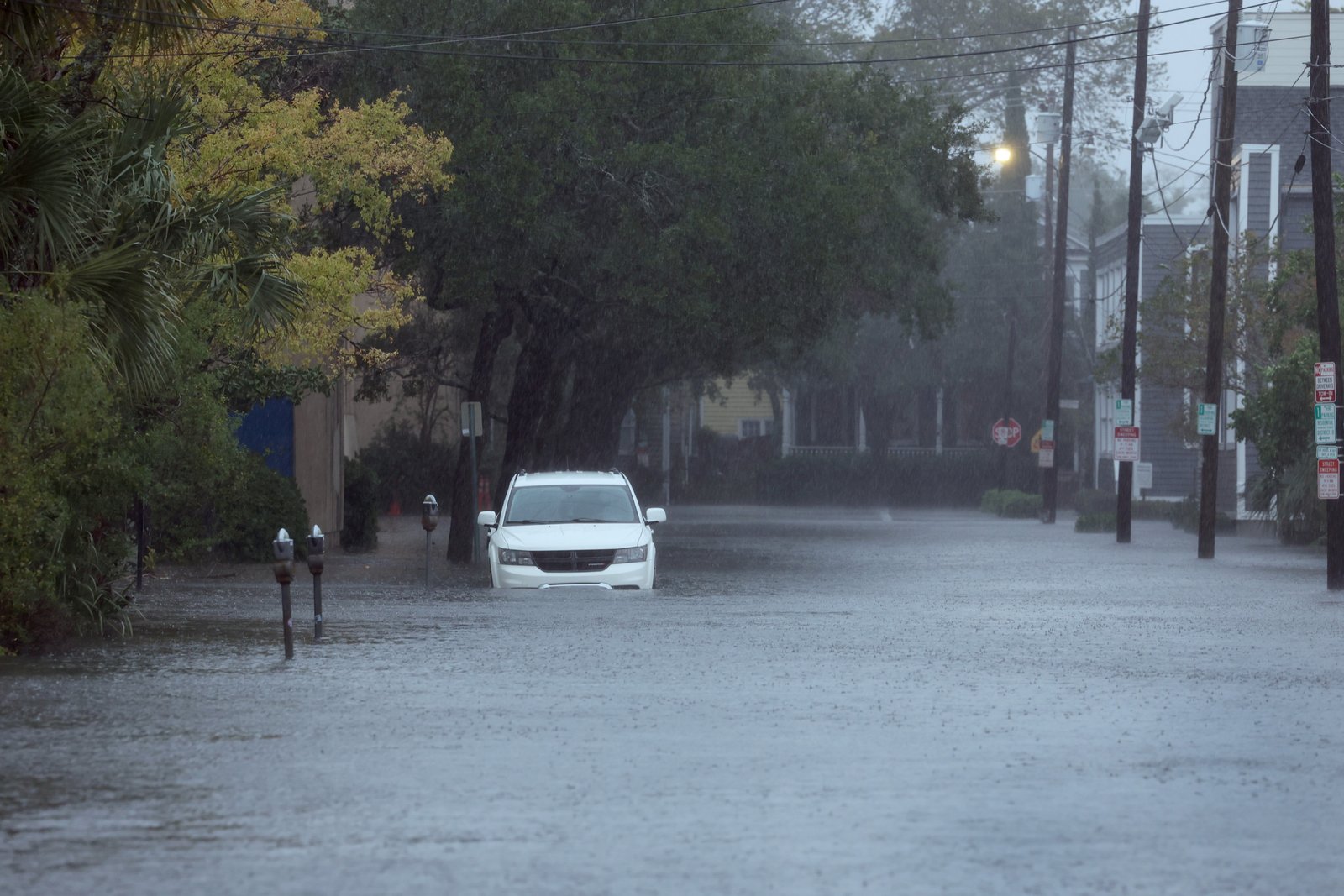 Charleston Flood: Urgent Embeddy Hundreds Held Men Step to 'act now "